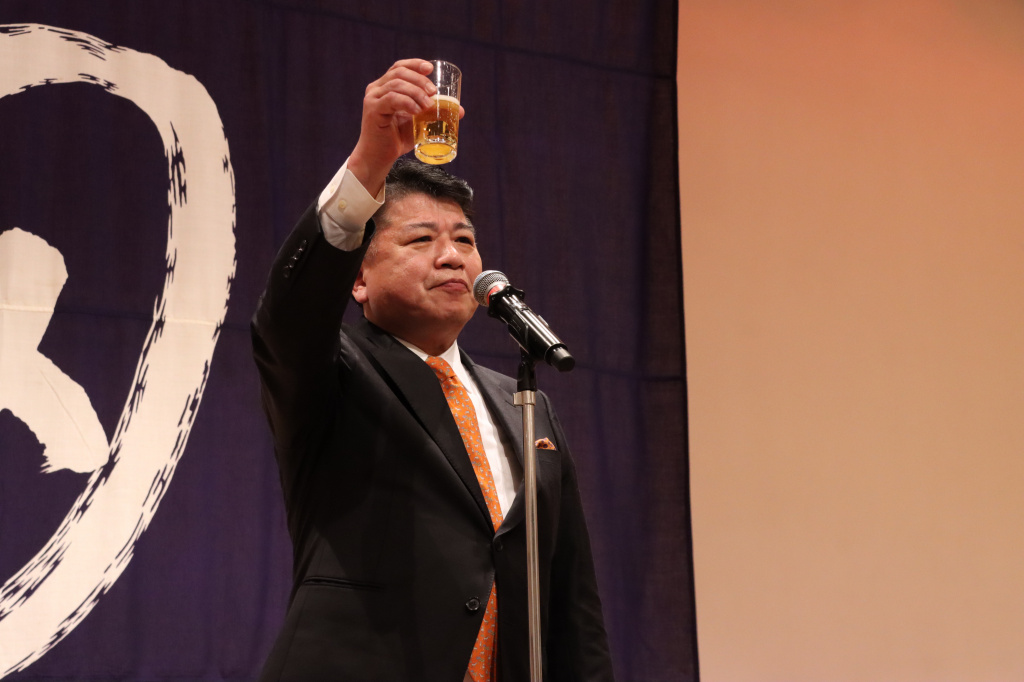 乾杯の発声であいさつに立つ世田谷六大学剣道連盟林田会長