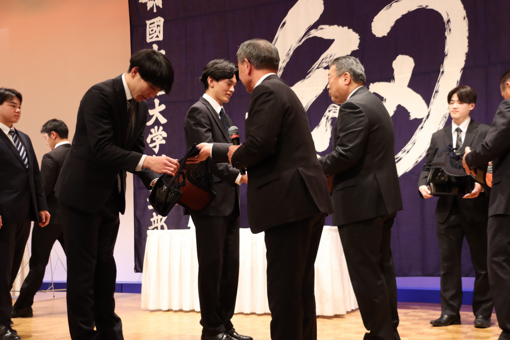 回天剣友会が記念の胴を贈呈