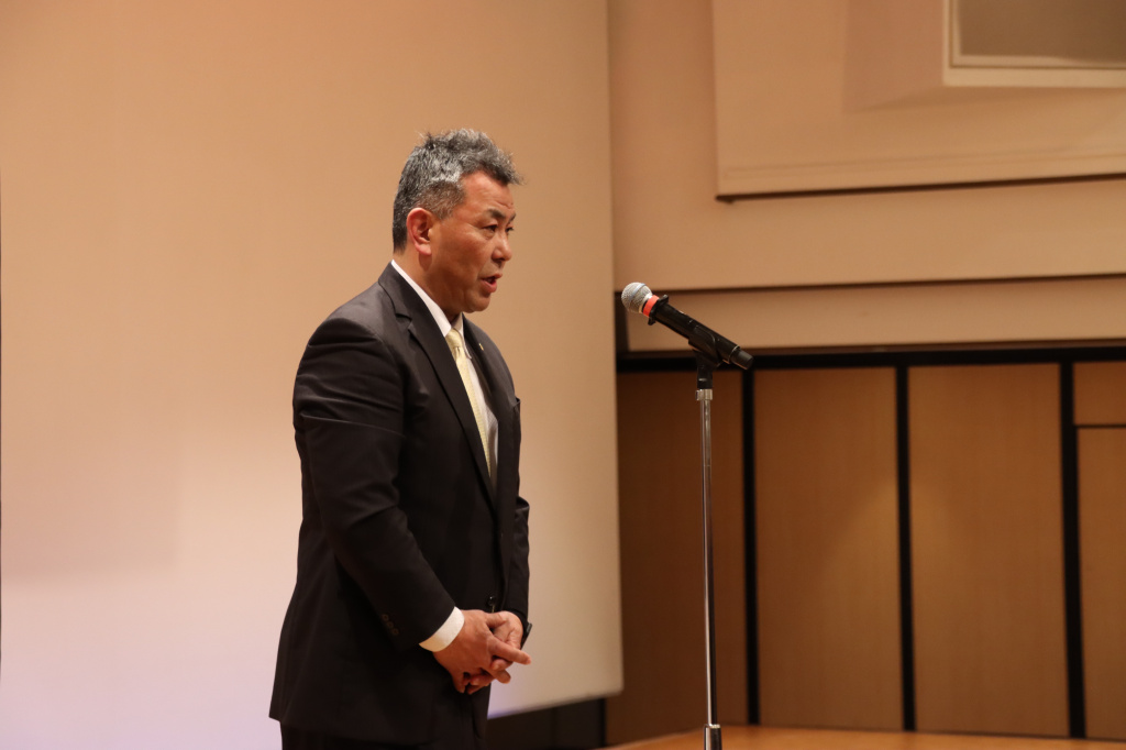 閉会を宣言する武井副部長
