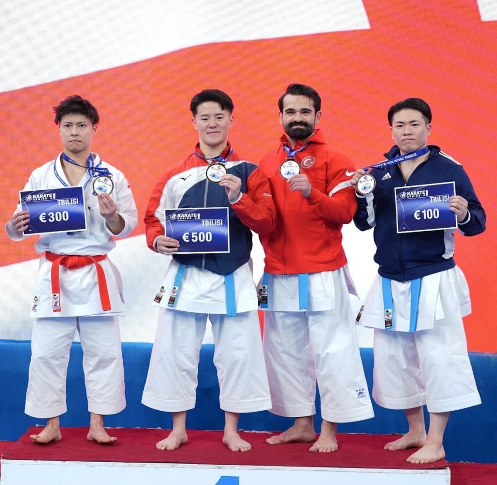 左から2番目が印口選手