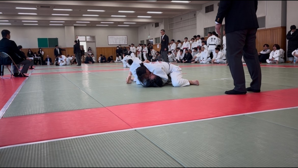 果敢に技を仕掛ける池本選手