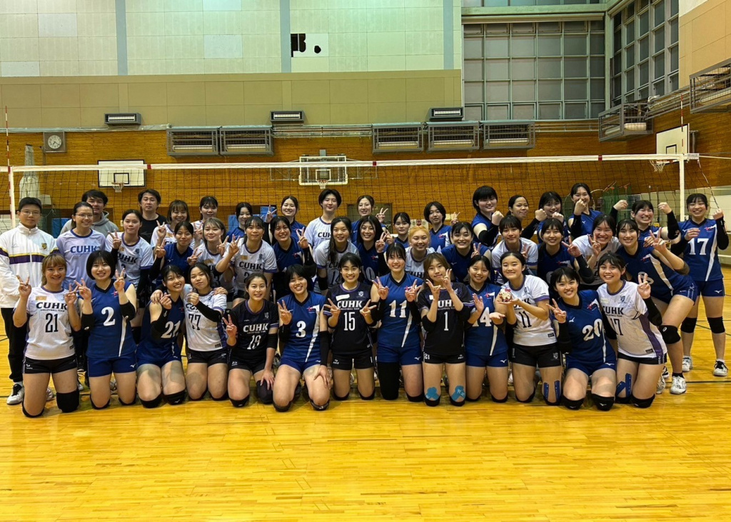 両大学の選手が混じり合って記念撮影
