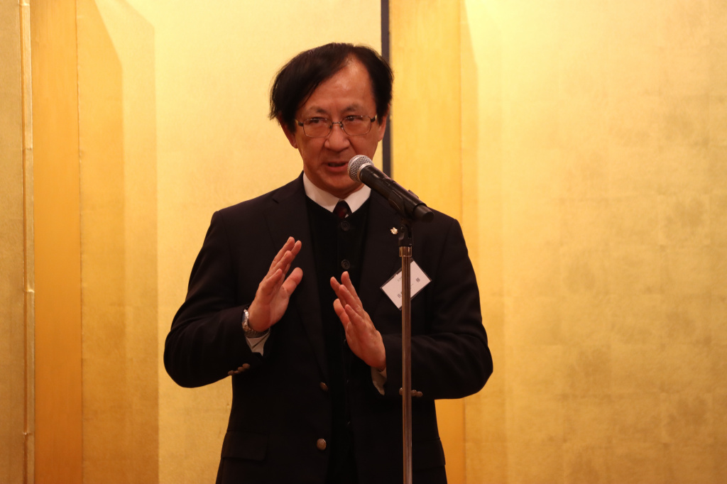 祝辞を述べる佐藤圭一学長
