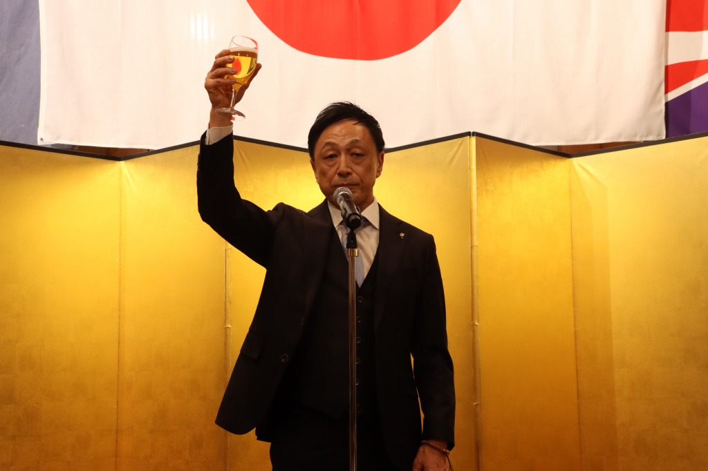 乾杯の発声をする全日本空手道連盟専務理事の南澤徹氏