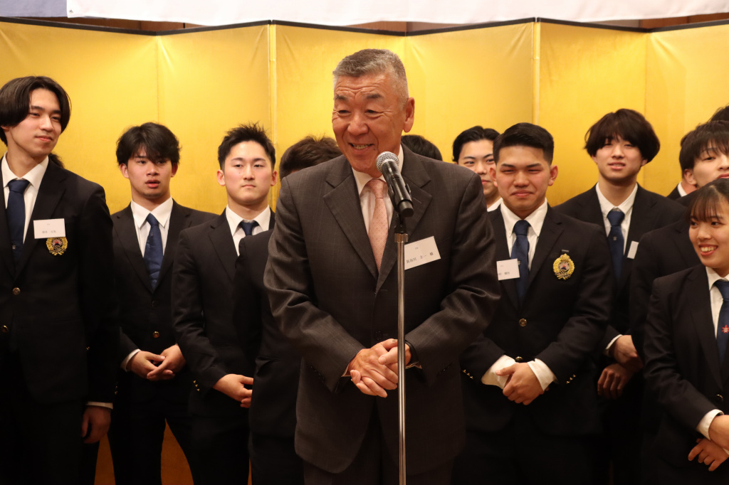 閉会の辞を述べる国OB・OG会会長の長谷川主一氏