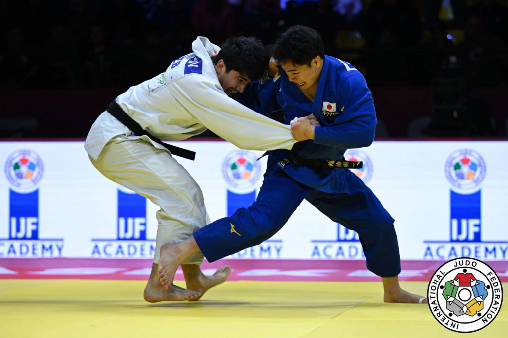 果敢に攻める川端選手（右）