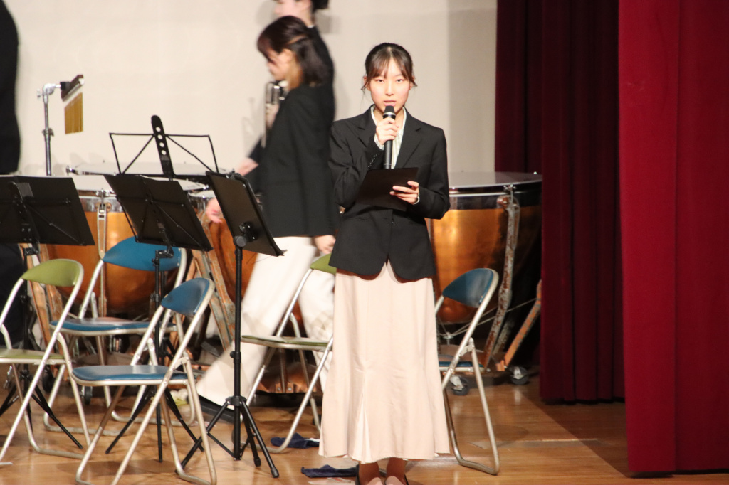 来場者にあいさつする主将の森彩香さん