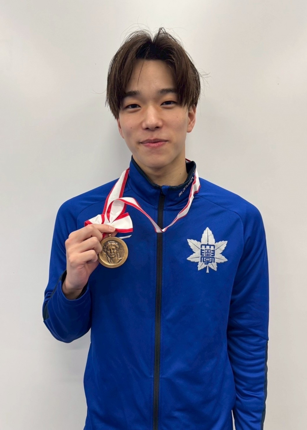 メダルを手にする森選手