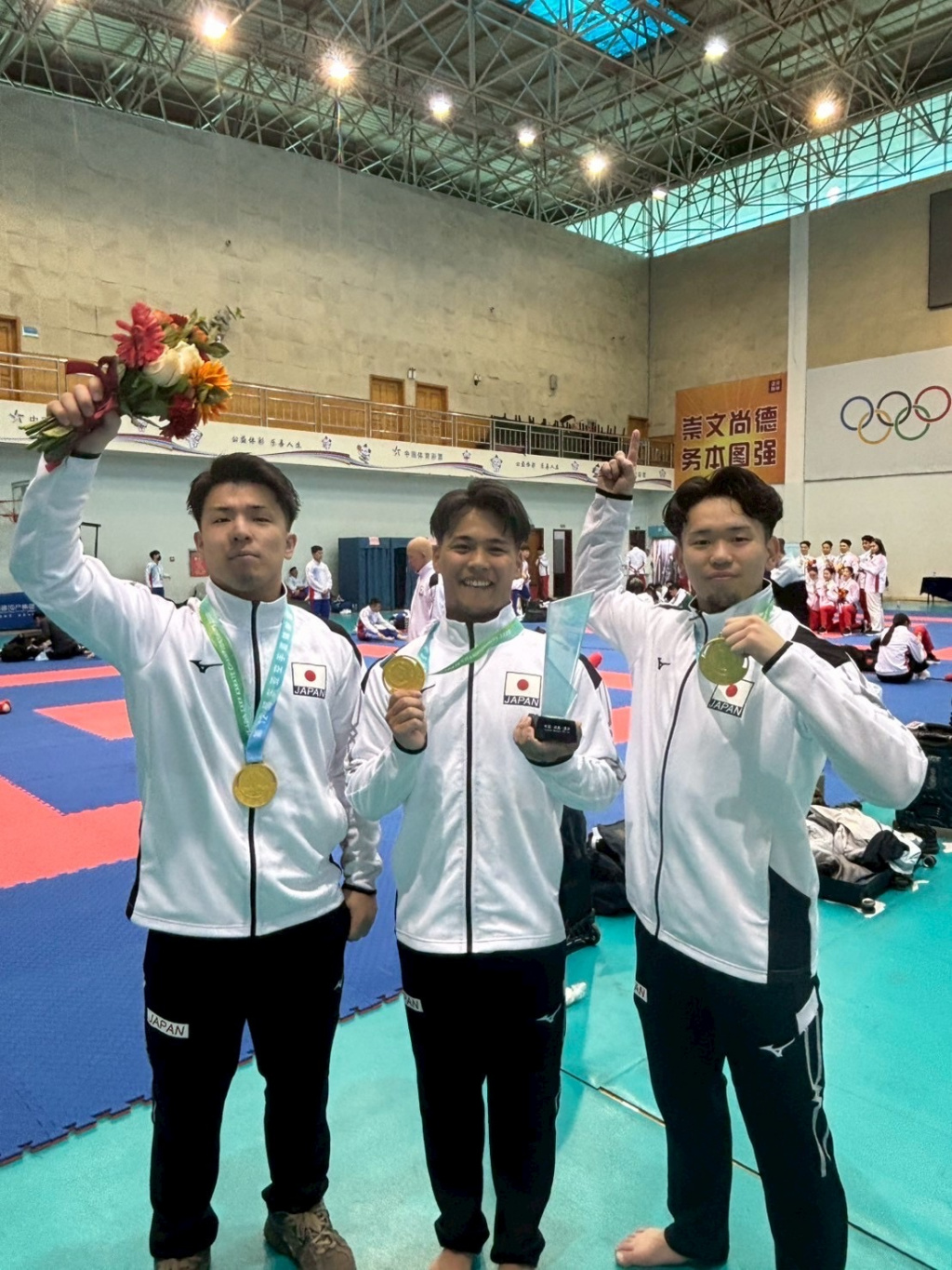優勝した選手ら。左から大成選手、柴谷選手、藤田選手