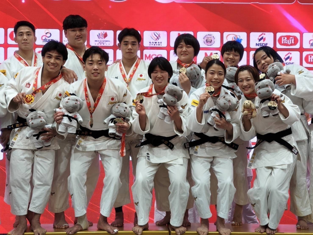 団体優勝を果たした日本チーム(前列左端から中村選手、田中選手、後列中央が川端選手)