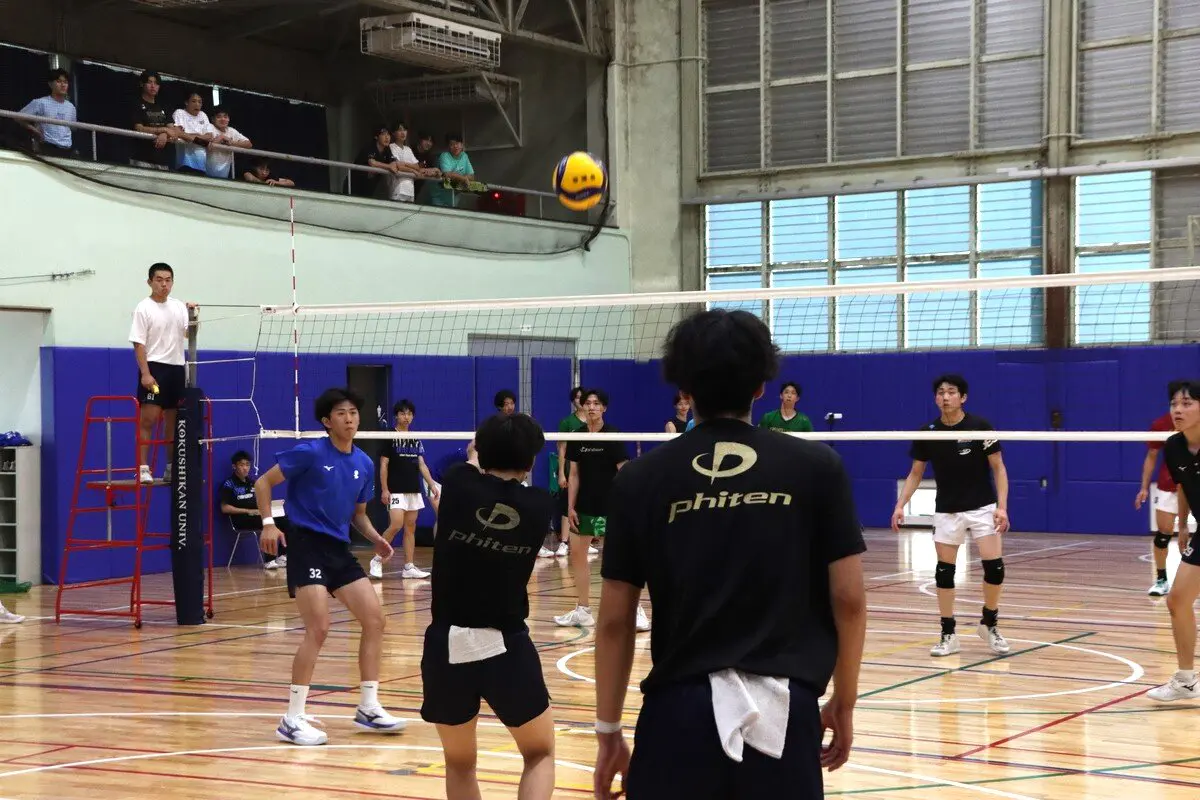 大学生同士の試合中には、観客席から熱心に視線を送る高校生の姿も