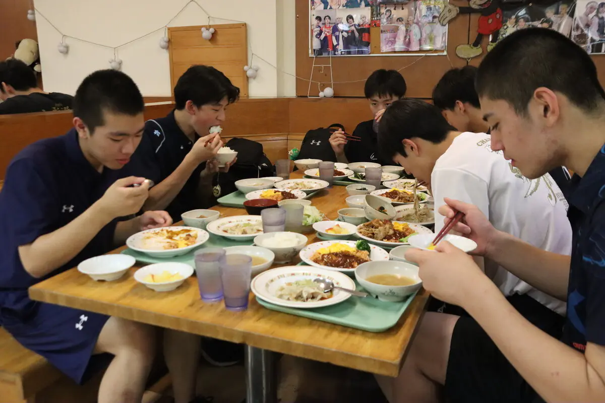 食事をする高校生ら