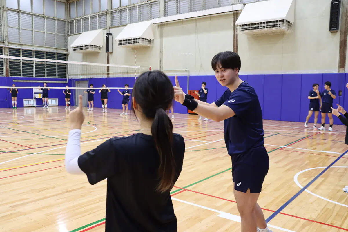 基礎練習のレクチャーをする学生