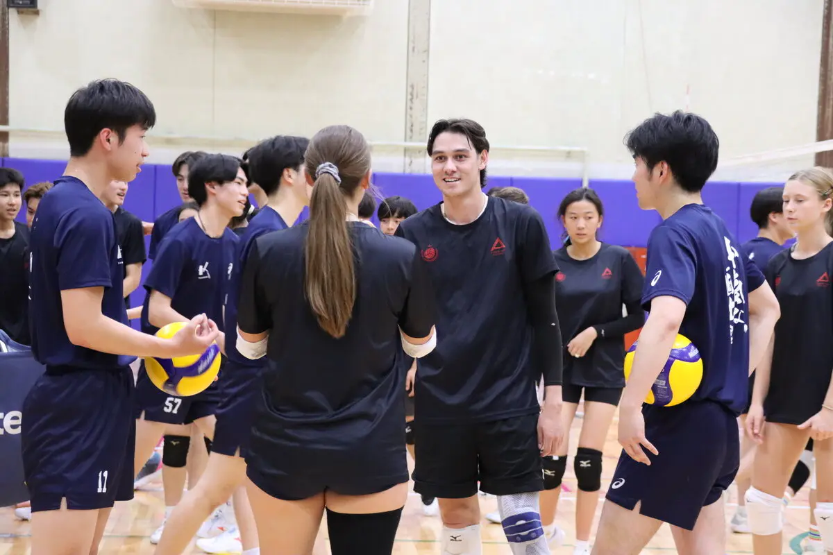 練習中に交流を深める両チームの選手