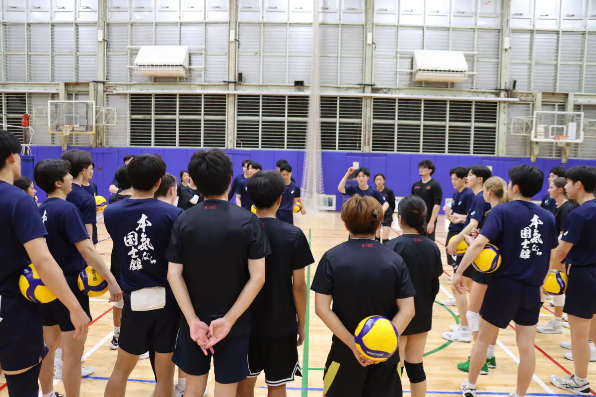 円陣で声を掛け合う様子