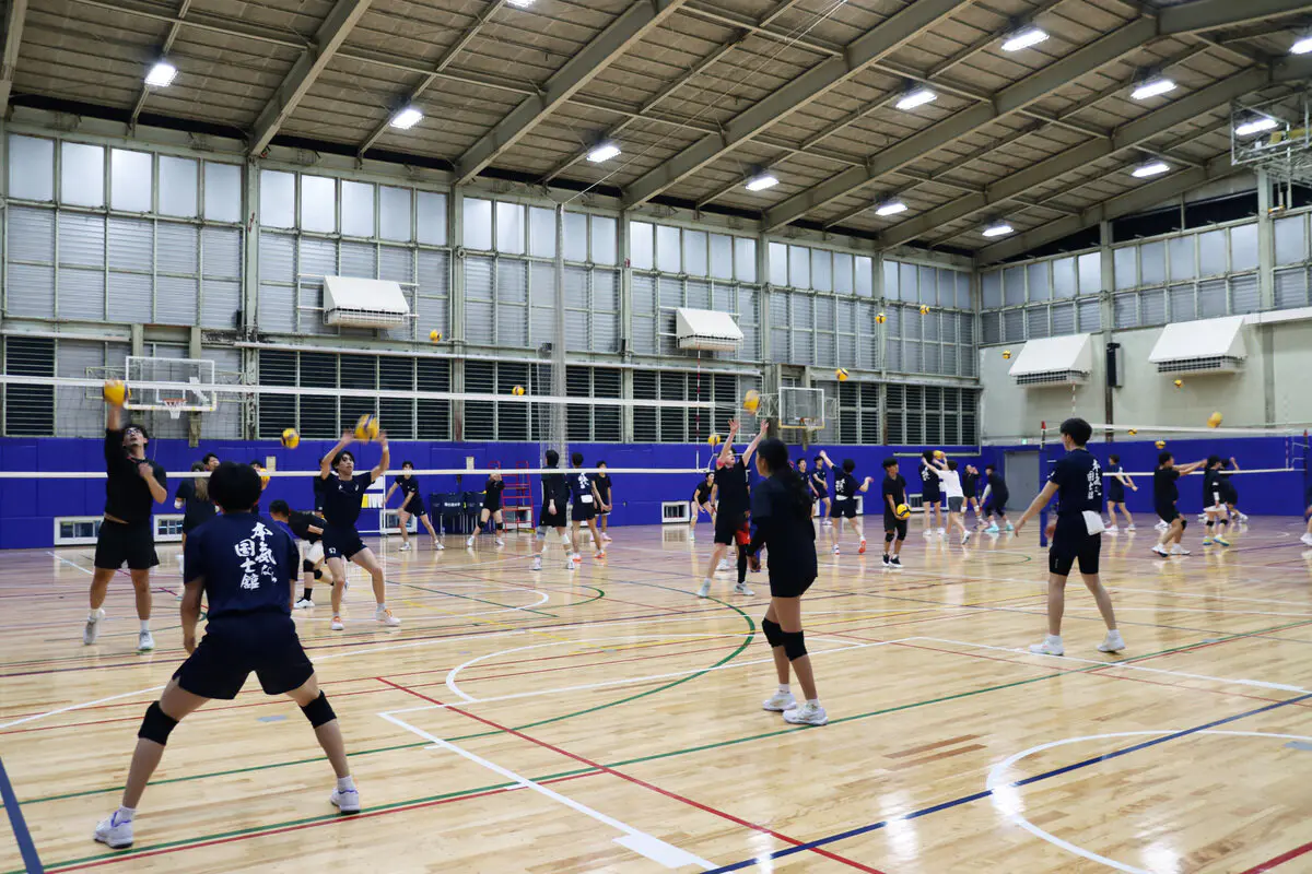 パス練習をする両チームの選手