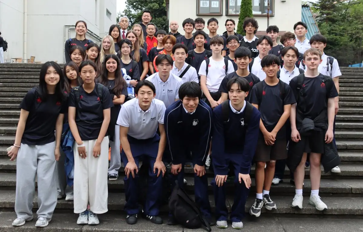 両チームの選手で記念撮影