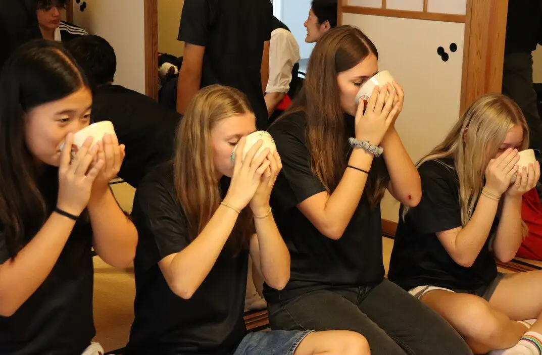 お茶を味わう選手の様子