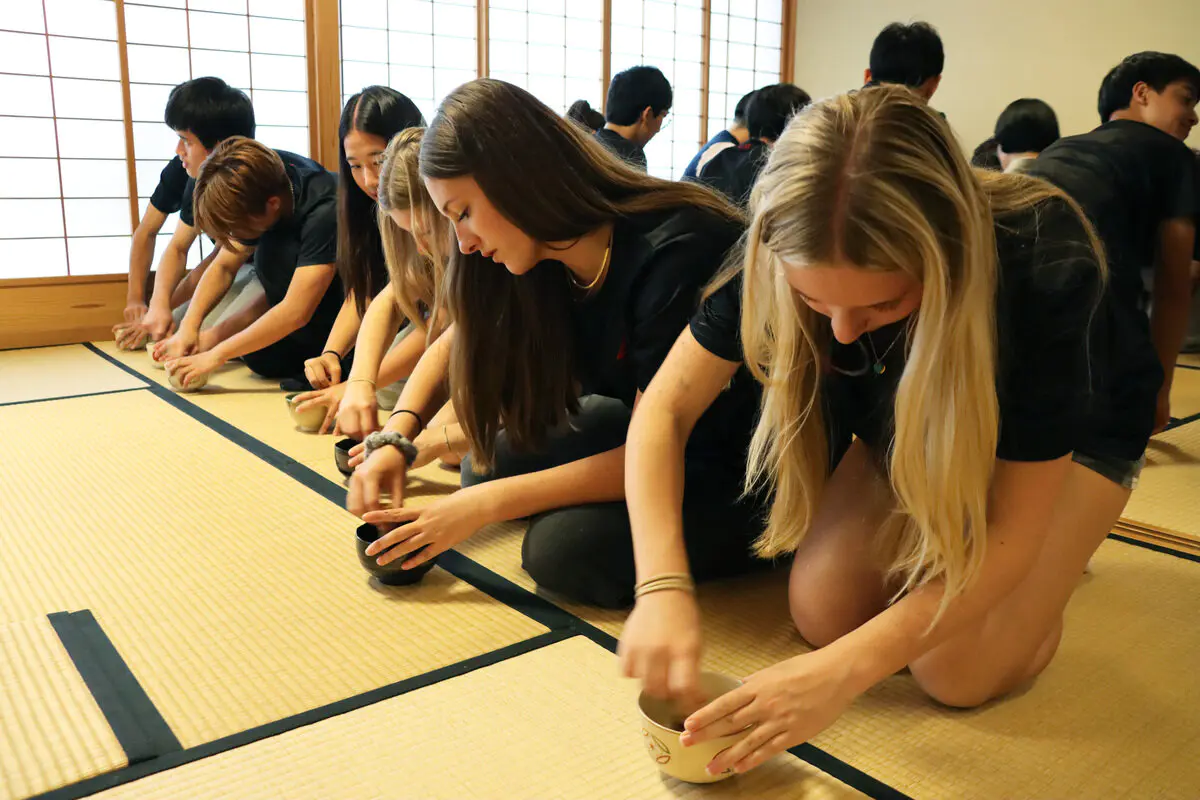 一生懸命抹茶を点てる選手の様子