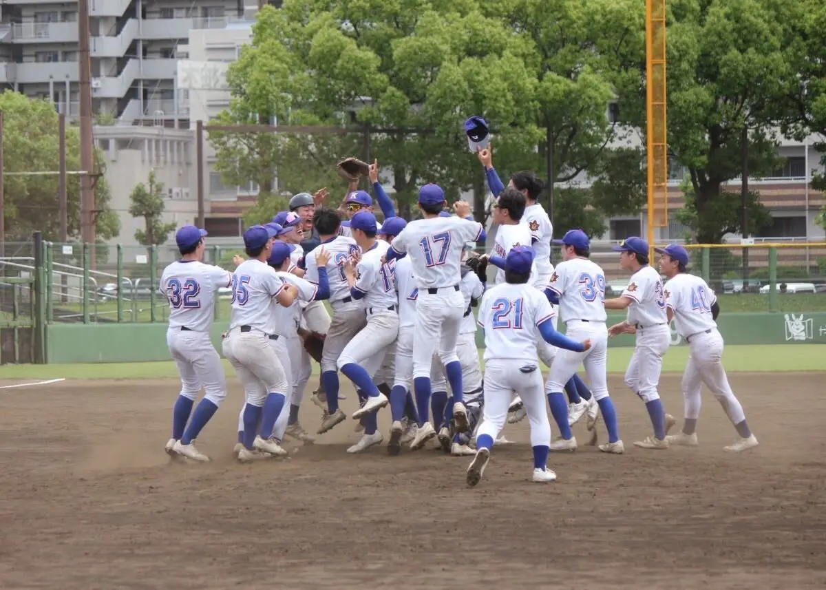 全日本選手権への切符をつかみ歓喜する選手ら