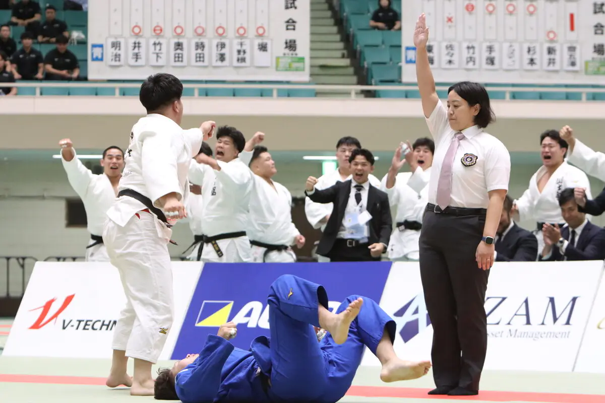 横手選手の一本勝ちで盛り上げる一同