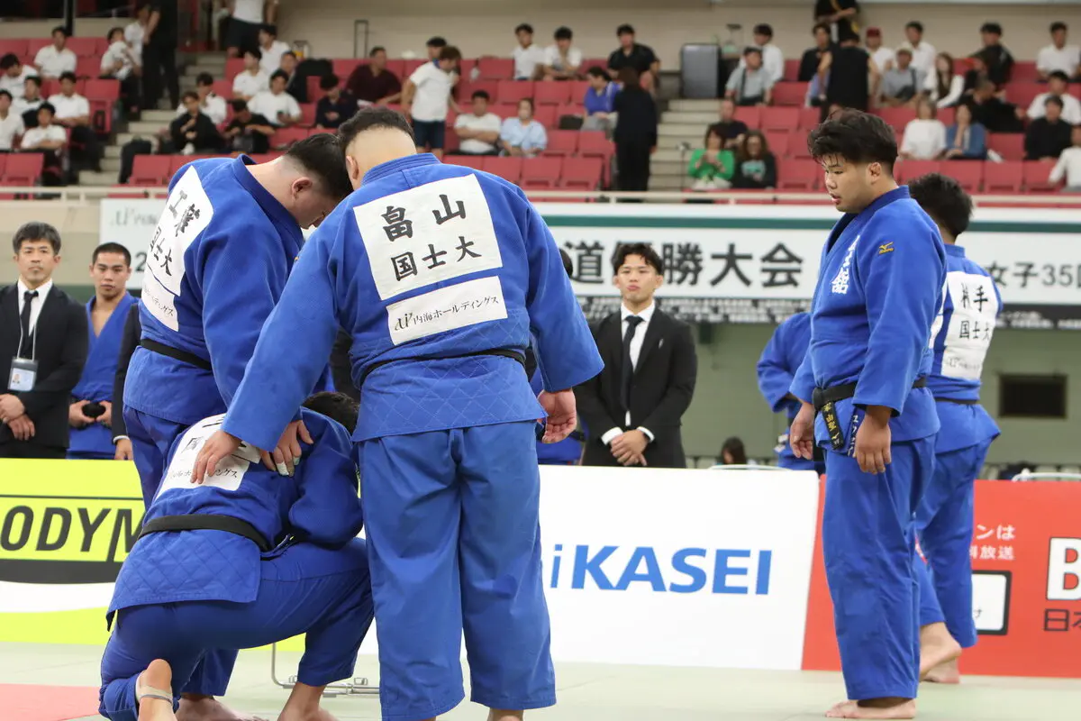 悔し涙を流す選手ら