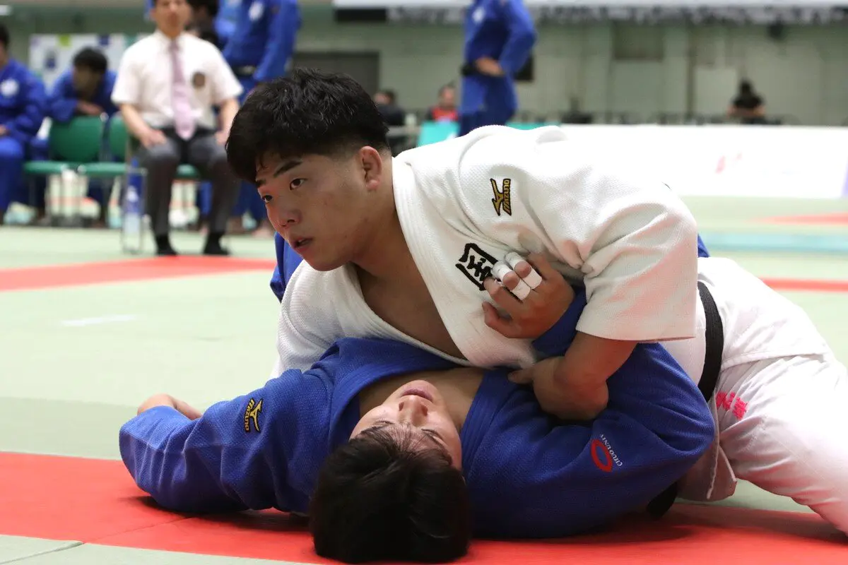 寝技で勝利を収めた横手選手