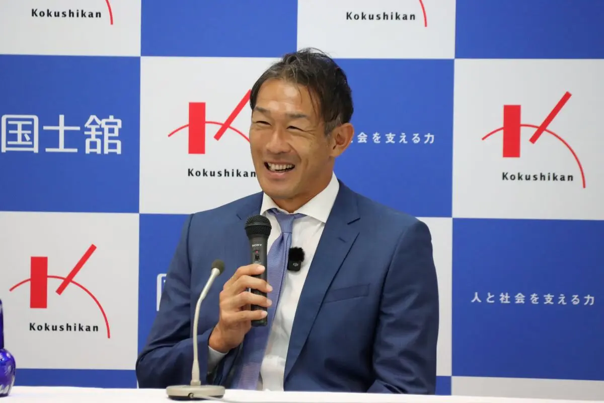 会見に臨む右代選手