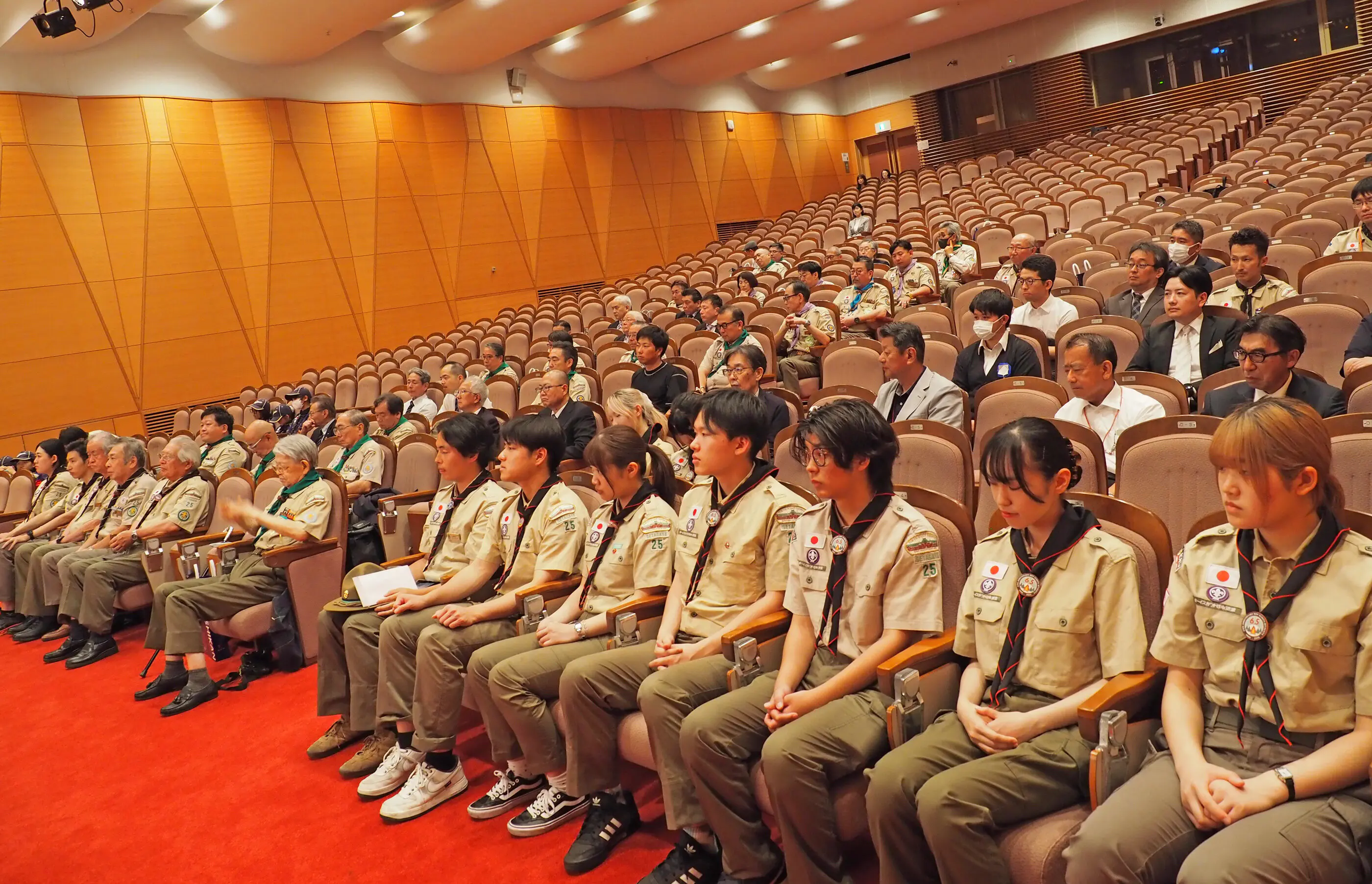 式典に出席する国士舘大学ローバークラブの学生ら（手前）