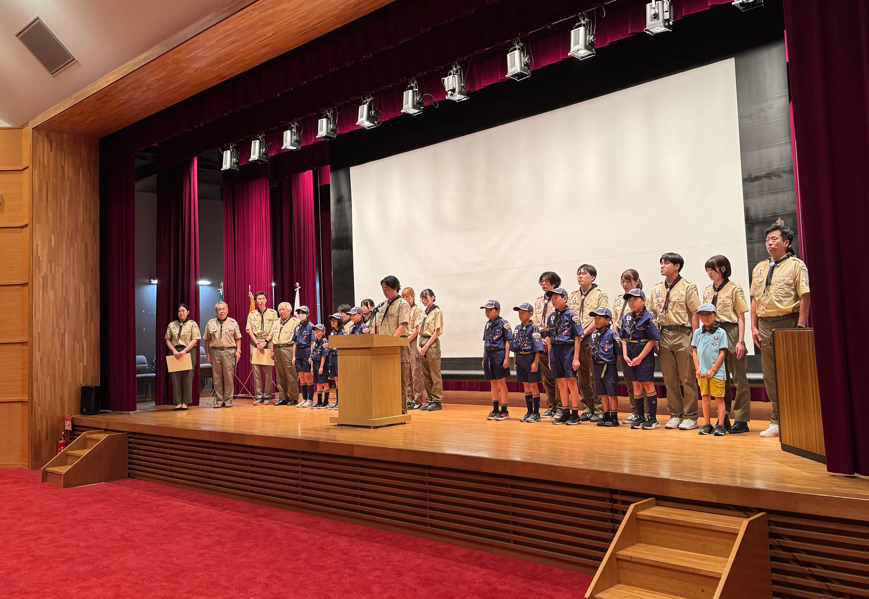 団員を代表してあいさつする学生