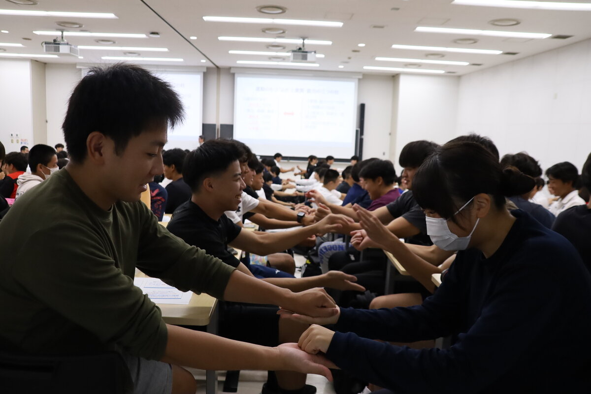 運動で互いに親睦を深める参加者ら