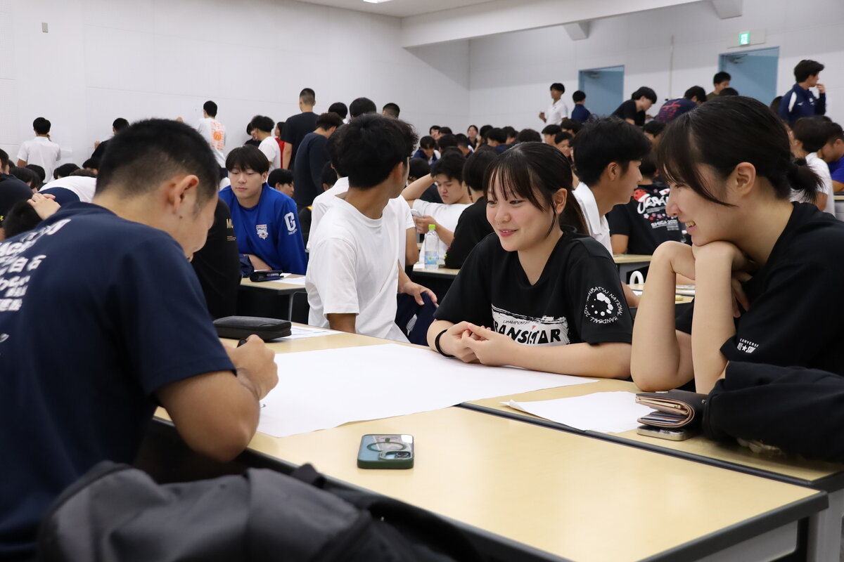 グループワークに取り組む参加者ら。異なるクラブ間で交流を図った。