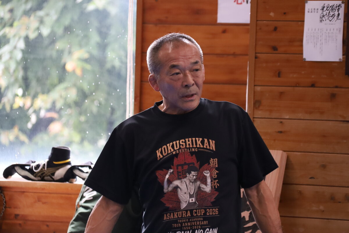 開会式で言葉を述べる朝倉教授