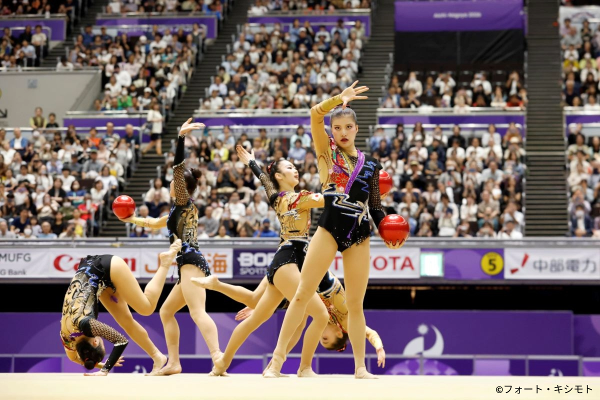 ボール演技を披露する西本選手（最前列）