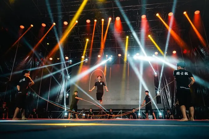 「Festival del Sole 2026」で演技する選手ら