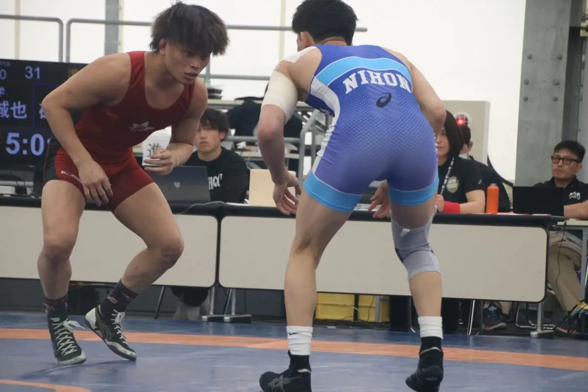 試合中の白崎選手（赤）